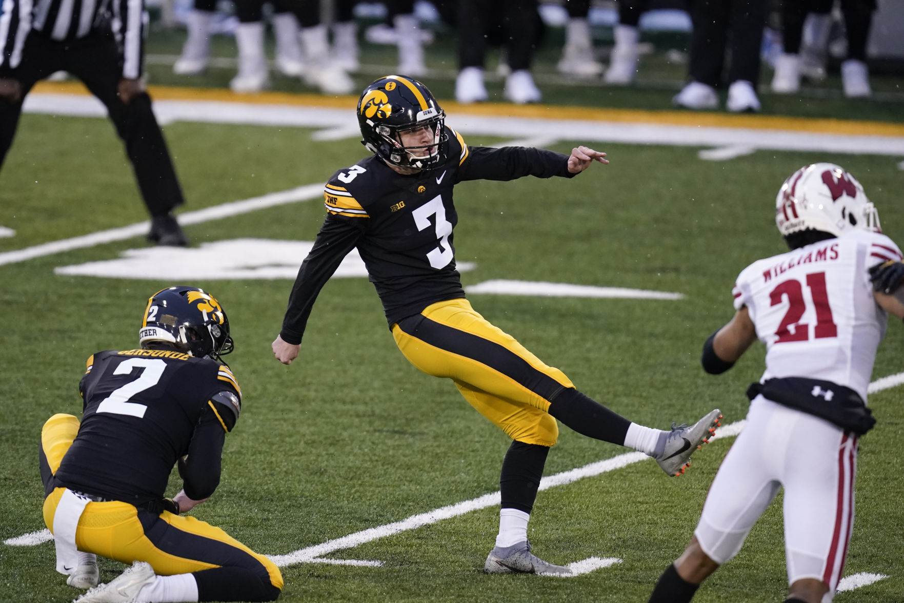 Hawkeyes 28, Badgers 7